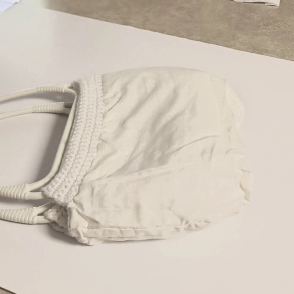Beautiful crocheted white lined purse - new - Picture 4 of 6